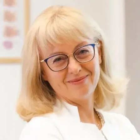 Portrait of Dr. Darija Strah in a white coat.